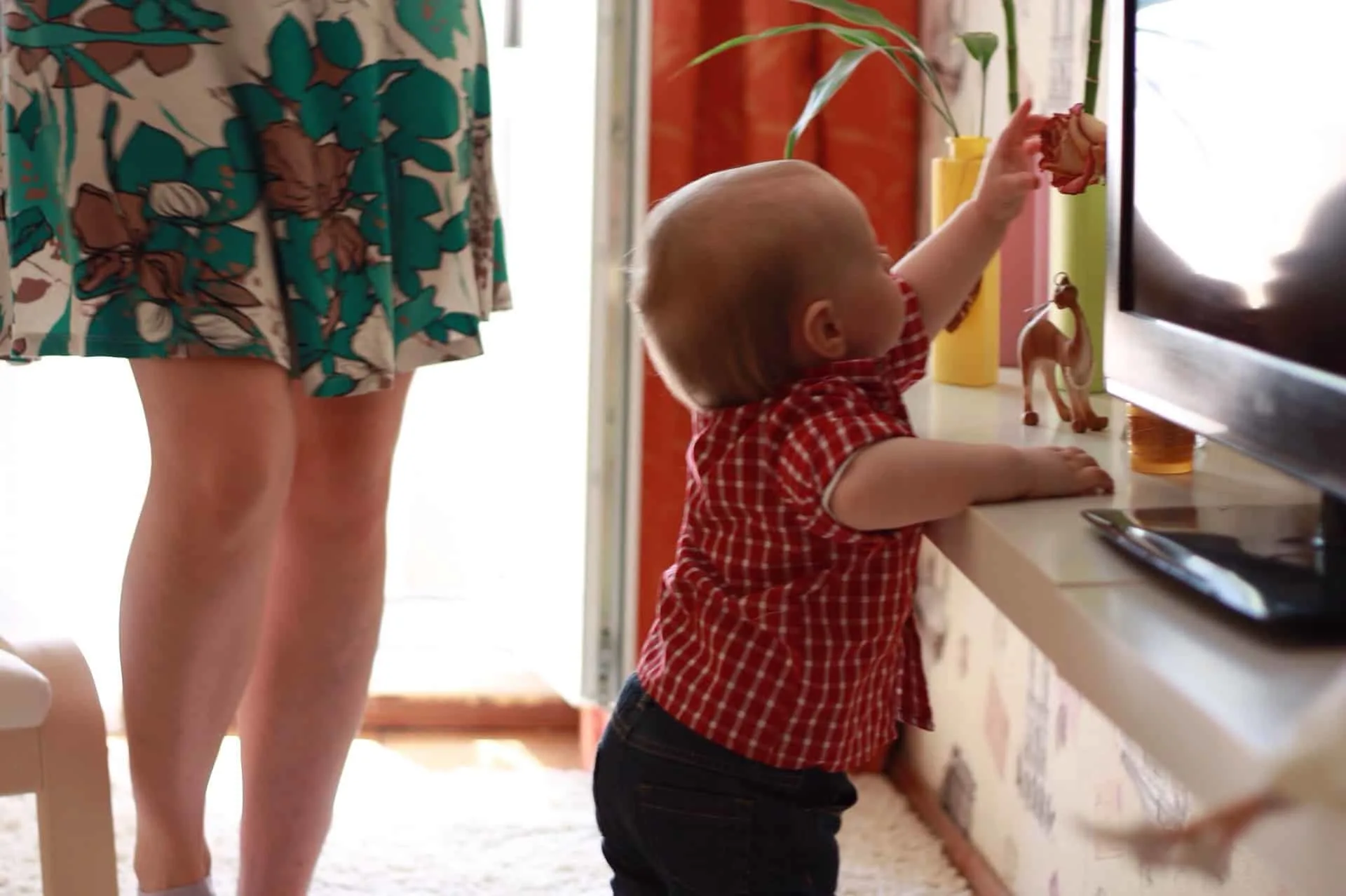 10 things to have your toddler watch instead of tv