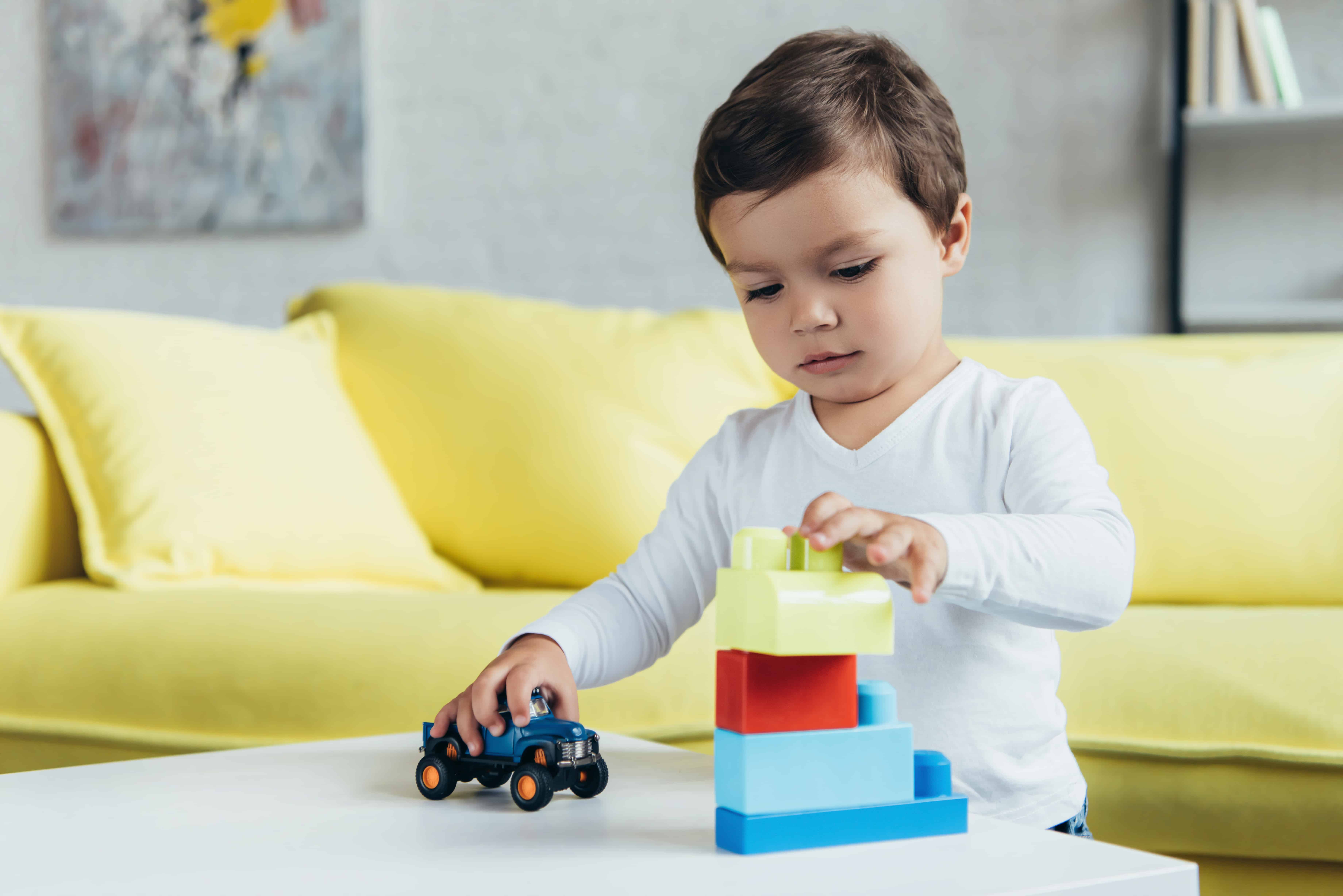 4 Ways to Teach Your Toddler to Play Independently