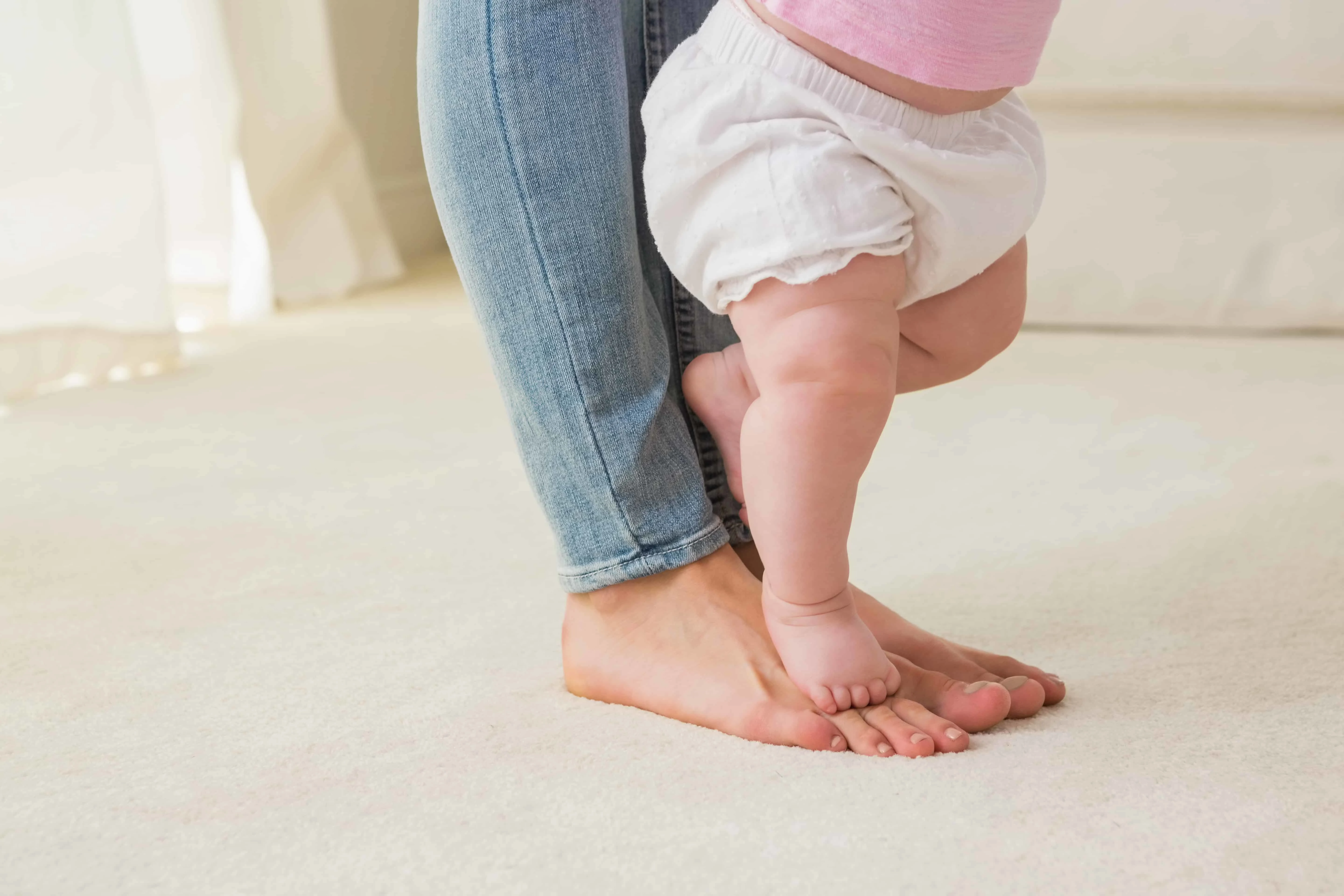 Ножки в 6 месяцев. Первые шаги малыша. Ребенок на цыпочках. Ребенок учится ходить. Учимся ходить.
