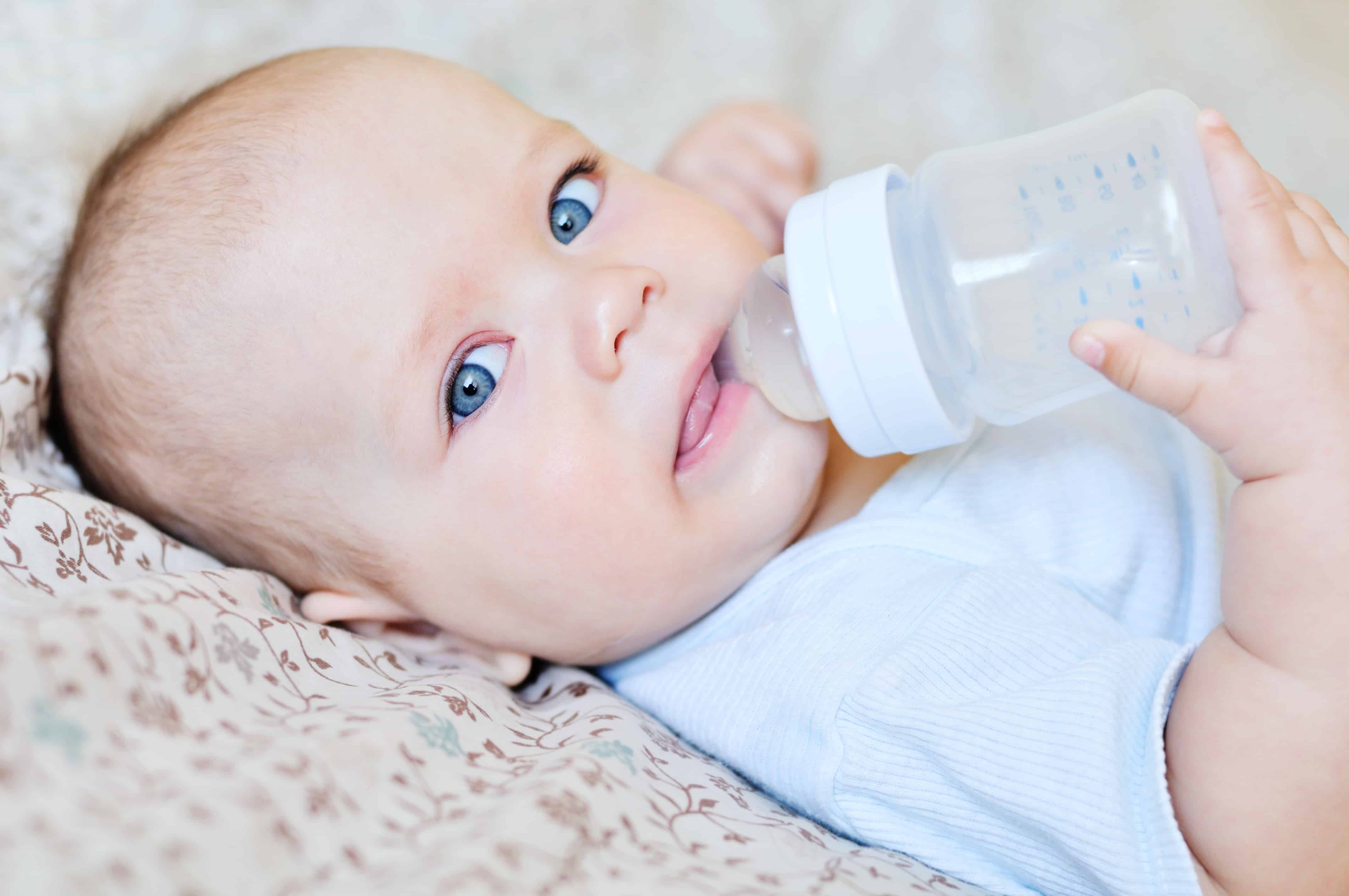 Вода младенцу пить. Малыш с бутылочкой. Искусственное вскармливание. Искусственное вскармливание новорожденных. Грудничок.
